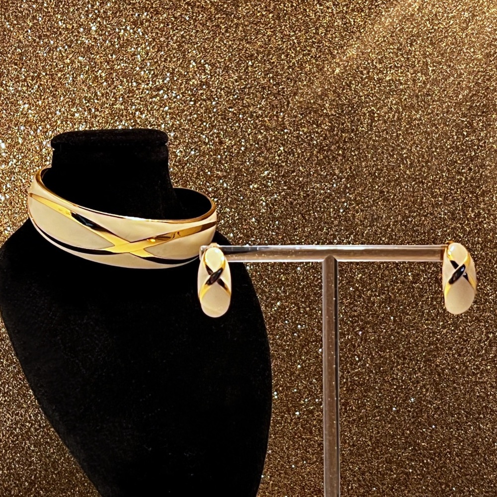 AVON Fashion Pastel 1987 Enameled w/Gold Accents & Pierced Matching Earrings